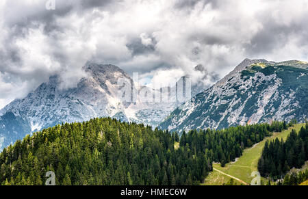 Berg lugt Jezerska Kocna und Grintvec in Kamnik-Savinja Alpen. Blick vom Schnee Resort Krvavec im Herbst. Slowenien-Landschaft. Stockfoto