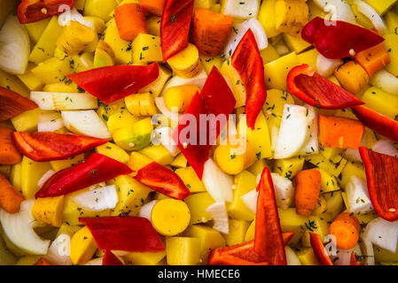 Frisches Gemüse für Salat oder Beilage mit Gewürzen. Unterschiedliche Vielzahl von Gemüse mit Karotten, Paprika, Kartoffeln, Zwiebeln und Knoblauch. Studio sh Stockfoto