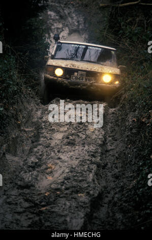 1985 Range Rover fahren auf der Land Rover-Test verfolgen auf Eastnor Castle Shropshire UK. Das Event-Camel Trophy-Training. Stockfoto