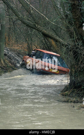 1985 Range Rover fahren auf der Land Rover-Test verfolgen auf Eastnor Castle Shropshire UK. Das Event-Camel Trophy-Training. Stockfoto