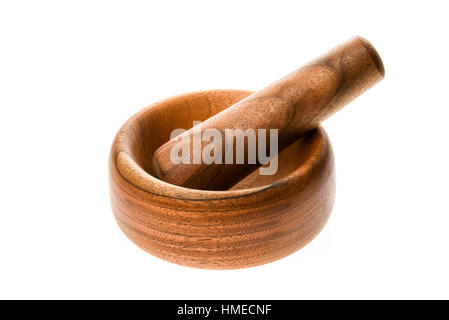 Nahaufnahme von handgefertigt aus Holz Mörser und Stößel isoliert auf weiss. Natürlich geschnitzten Mahlwerk aus authentischen hartem Holz, poliert, mit natürlichem Öl. Stockfoto