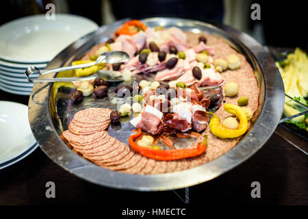 Wurstwaren in Self-Service alles, was Sie can eat Buffet Teller. Andere Sorte von geschnittenem Fleisch, Käse, Prossutto und Salami auf ein Bankett oder alles, was Sie können e Stockfoto