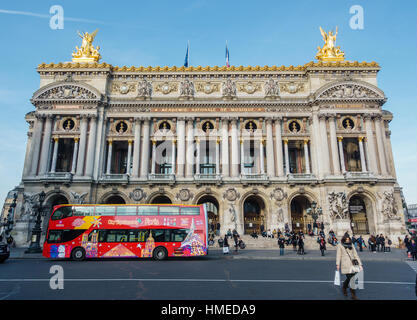 PARIS, Frankreich - ca. Dezember 2016: A CIty Sightseeing Bus vor dem Palais Garnier. Der Palais Garnier ist ein Opernhaus, erbaut von Stockfoto