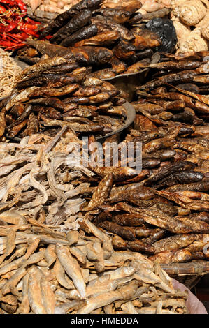 Getrockneter Fisch auf der Straßenstand Stockfoto