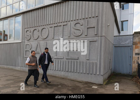 Studenten Schottland Scottish Ballet Zeichen auf der Straße in Großbritannien alltägliche Szene Stockfoto