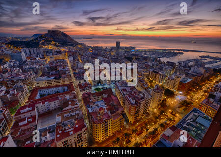 Sonnenaufgang über der antiken Stadt Alicante in Spanien und im Hintergrund die Burg und Hafen Stockfoto