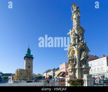 Retz: Hauptplatz Hauptplatz mit dem Rathaus und der Dreifaltigkeitssäule, Weinviertel, Niederösterreich, Niederösterreich, Österreich Stockfoto