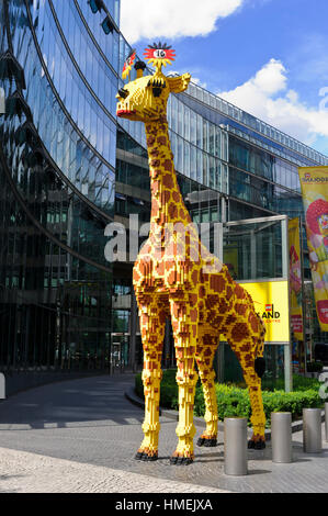 Eine lebensgroße LEGO Giraffe vor dem LEGO-Museum in Postdamer Platz, Berlin, Deutschland. Stockfoto