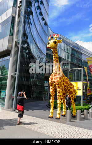 Eine lebensgroße LEGO Giraffe vor dem LEGO-Museum in Postdamer Platz, Berlin, Deutschland. Stockfoto