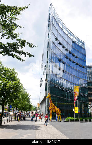 Eine lebensgroße LEGO Giraffe vor dem LEGO-Museum in Postdamer Platz, Berlin, Deutschland. Stockfoto