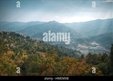 Felder und Berge rund um Pokhara. Himalaya. Nepal Stockfoto