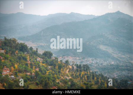 Felder und Berge rund um Pokhara. Himalaya. Nepal Stockfoto