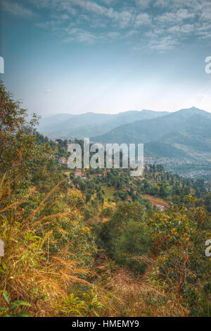 Felder und Berge rund um Pokhara. Himalaya. Nepal Stockfoto