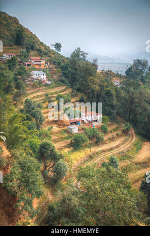 Felder und Berge rund um Pokhara. Himalaya. Nepal Stockfoto