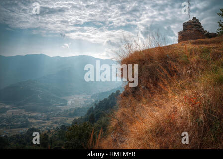 Felder und Berge rund um Pokhara. Himalaya. Nepal Stockfoto