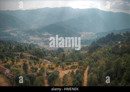 Felder und Berge rund um Pokhara. Himalaya. Nepal Stockfoto