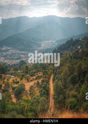 Felder und Berge rund um Pokhara. Himalaya. Nepal Stockfoto