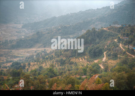 Felder und Berge rund um Pokhara. Himalaya. Nepal Stockfoto