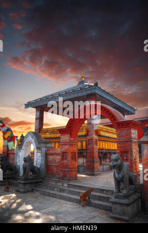 Swayambhunath Stupa steht auf dem Hügel in Kathmandu, Nepal Stockfoto