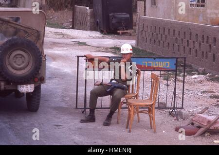 Israelische Grenzpolizisten Offizier am Checkpoint Kreuzung Zaun zwischen den Golanhöhen, Israel sitzen, und die Stadt von Quneitra, Syrien, Israel, November, 1967. Stockfoto