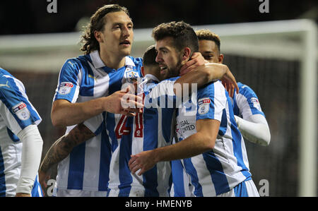 Huddersfield Town Tommy Smith feiert scoring seiner Seite das erste Tor des Spiels während der Himmel Bet Meisterschaftsspiel im Stadion der John Smith, Huddersfield. Stockfoto