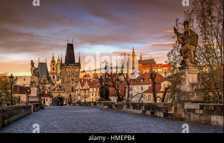 Am frühen Morgen auf der Karlsbrücke in Prag, Tschechien, mit Blick auf die Prager Burg und St. Vitus Cathedral. Stockfoto