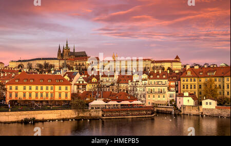 Sonnenaufgang in Prag, Tschechische Republik, mit Blick auf Prager Burg und St. Vitus Cathedral. Stockfoto