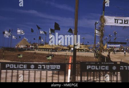 Ansicht der israelischen Armee militärische Tankfahrzeuge und patriotischen Fahnen öffentlich zur Schau auf einem Parkplatz in Haifa, Israel, November 1967. Israelische Polizei Metall Zaun im Vordergrund. (Foto von Morse Sammlung/Gado/Getty Images). Stockfoto