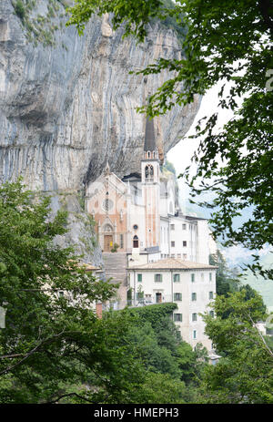 Santuario Madonna della Corona Kirche in Ferrara di Monte Baldo, Verona, Italien. Ein Ort der Stille und Meditation, zwischen Himmel und Erde ausgedehnt, Stockfoto