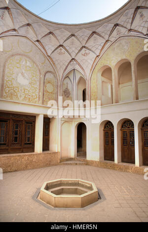 Innenhof mit sechseckigen Pool an Tabatabaei historisches Haus, Kashan, Iran Stockfoto