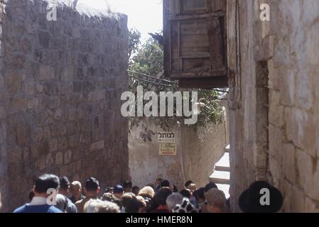 Eine Menge westlicher Touristen, die über eine Steintreppe zur Westmauer (Kotel) in der Altstadt von Jerusalem, Israel, im November 1967, gehen. Das Schild in der Mitte des Mittelgrundes steht auf Hebräisch 'To Kotel' mit einem Pfeil nach links. (Foto: Morse Collection/Gado/Getty Images). Stockfoto