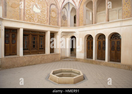 Innenhof mit sechseckigen Pool an Tabatabaei historisches Haus, Kashan, Iran Stockfoto