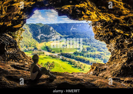 FRAU SITZT AUF CUEVA VENTANA, ARECIBO, PUERTO RICO - CA. JANUAR 2017. Stockfoto