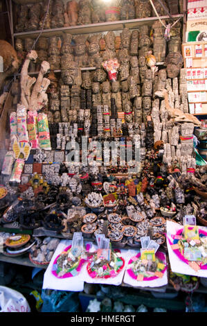 Elemente auf dem Display in einem Chiflera-Shop in der Hexen-Markt in La Paz, für den Einsatz in Opfer an die Pachamama, Mutter Erde Gottheit Stockfoto