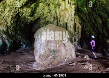 FRAU EINE KALKSTEIN-KUPPEL IN CUEVA VENTANA, ARECIBO, PUERTO RICO - CA. JANUAR 2015 BETRACHTEN. Stockfoto