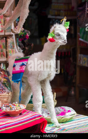 Verzierte, festliche, getrocknete Lama zum Verkauf an den Hexenmarkt, Calle de Las Brujas, La Paz, Bolivien Stockfoto