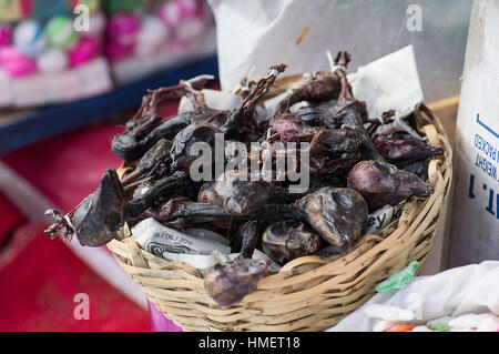 Korb mit getrockneten, getrocknete Lama-Föten für das Brennen von Opfer, Mesa, zu Pachamama, Mutter Erde Gottheit, in La Paz, Bolivien Stockfoto