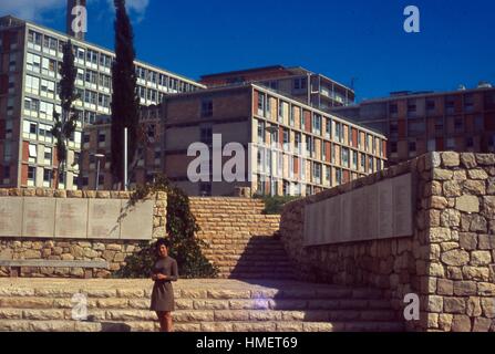 Szene einer Frau posiert auf dem Platz außerhalb der Klassenzimmer-Gebäude an der Givat Ram Campus der Hebräischen Universität in Jerusalem, Israel, November 1967. Stockfoto