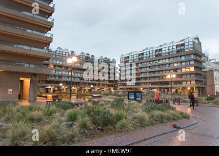 London, UK. 2. Februar 2017. Ästhetischen Blick auf die Barbican Estate in der City of London. Es ist eines der größten Beispiele der Brutalismus Stil und steht für eine zukünftige inspiriert Ideal für innerstädtisches Wohnen. Bildnachweis: Alberto Pezzali/Pacific Press/Alamy Live-Nachrichten Stockfoto