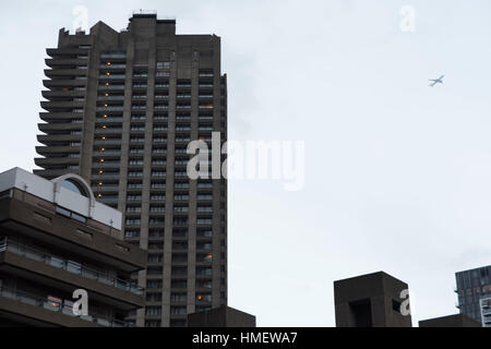 London, UK. 2. Februar 2017. Ästhetischen Blick auf die Barbican Estate in der City of London. Es ist eines der größten Beispiele der Brutalismus Stil und steht für eine zukünftige inspiriert Ideal für innerstädtisches Wohnen. Bildnachweis: Alberto Pezzali/Pacific Press/Alamy Live-Nachrichten Stockfoto