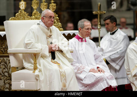 Vatikanstadt, Vatikan. 2. Februar 2017. Papst Francis führt eine heilige Messe mit den Mitgliedern der Institute des geweihten Lebens und Gesellschaften des apostolischen Lebens, am Fest der Darstellung des Herrn, für den 21. Welt-Tag des geweihten Lebens in der Basilika St. Peter im Vatikan, Vatikanstadt. Im Jahr 1997 eingeleitet Papst Johannes Paul II einen Tag des Gebets für Frauen und Männer im geweihten Leben. Dieses fest ist das Fest der Darstellung des Herrn am 2. Februar beigefügt. Bildnachweis: Pazifische Presse/Alamy Live-Nachrichten Stockfoto