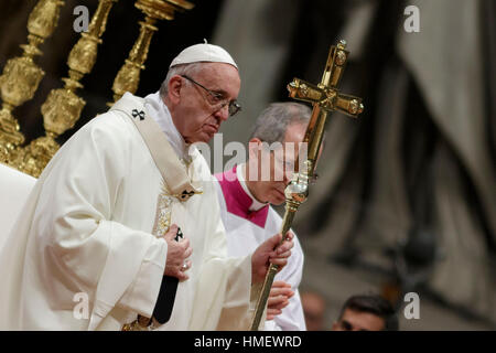 Vatikanstadt, Vatikan. 2. Februar 2017. Papst Francis führt eine heilige Messe mit den Mitgliedern der Institute des geweihten Lebens und Gesellschaften des apostolischen Lebens, am Fest der Darstellung des Herrn, für den 21. Welt-Tag des geweihten Lebens in der Basilika St. Peter im Vatikan, Vatikanstadt. Im Jahr 1997 eingeleitet Papst Johannes Paul II einen Tag des Gebets für Frauen und Männer im geweihten Leben. Dieses fest ist das Fest der Darstellung des Herrn am 2. Februar beigefügt. Bildnachweis: Pazifische Presse/Alamy Live-Nachrichten Stockfoto