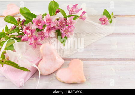 Weigela rosa Blumen in Blüte und Herz-Form-cookies Stockfoto