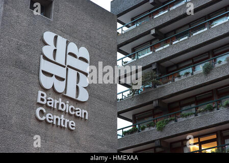 London, UK. 2. Februar 2017. Ästhetischen Blick auf die Barbican Estate in der City of London. Es ist eines der größten Beispiele der Brutalismus Stil und steht für eine zukünftige inspiriert Ideal für innerstädtisches Wohnen. Bildnachweis: Alberto Pezzali/Pacific Press/Alamy Live-Nachrichten Stockfoto