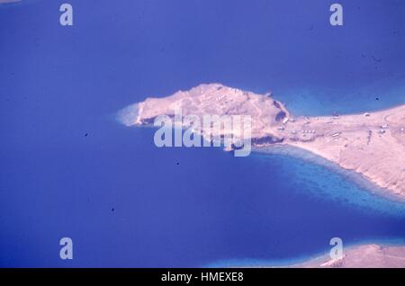 Luftaufnahme von einem Flugzeug fliegt über der Straße von Tiran, trennt das Rote Meer vom Golf von Aqaba, direkt vor der Küste von Sinai, Israel, November 1967. Eine Insel-Halbinsel mit den umliegenden insular Regal und vorgelagerten Riff ragt ins Wasser. (Foto von Morse Sammlung/Gado/Getty Images). Stockfoto