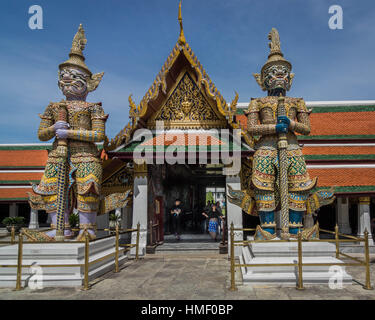 Wächter-Statuen bewacht Phra Viharn Yod und das Königliche Mausoleum im Wat Phra Kaeo in Bangkok (Thailand) Stockfoto