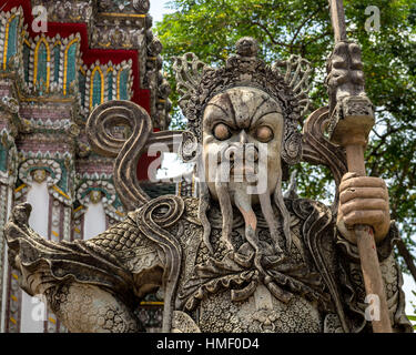 Chinesische Wächter Statue an eines der Tore des Wat Pho in Bangkok (Thailand) Stockfoto