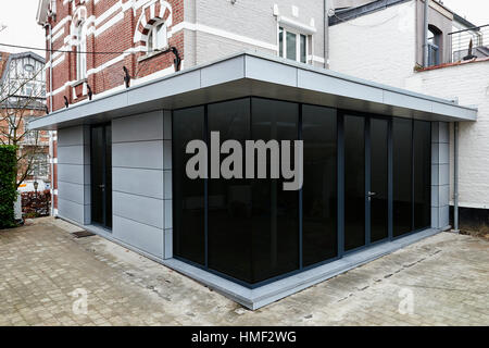 Moderne Neubau eines Hauses mit großen Gläser, Fenster und Türen Stockfoto