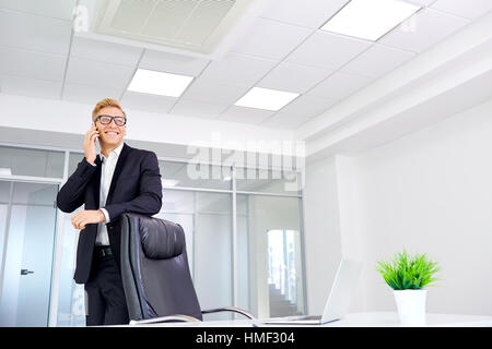 Geschäftsmann Blondine in Gläsern auf dem Handy reden, Lachen smilin Stockfoto