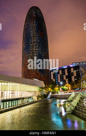 Nachtansicht des Torre Agbar Wolkenkratzer, entworfen vom französischen Architekten Jean Nouvel, Barcelona, Katalonien, Spanien Stockfoto